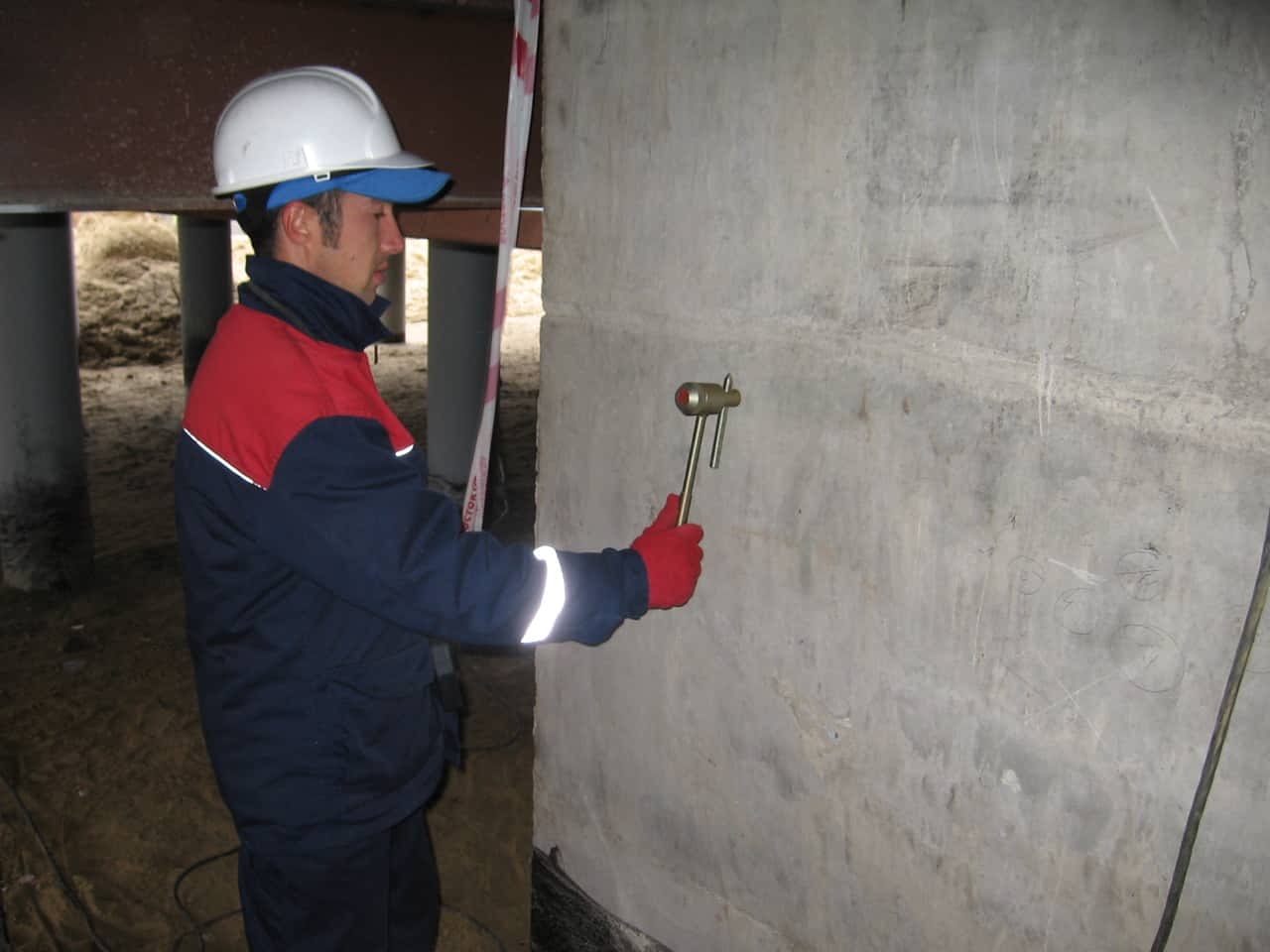 Оценка бетона с помощью молотка